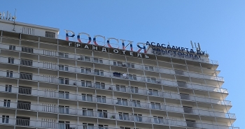 ЗАПРЕТ НА РОДНОЙ ЯЗЫК: ПРАВИЛА ГРАНД-ОТЕЛЯ РОССИЯ В ГУДАУТЕ